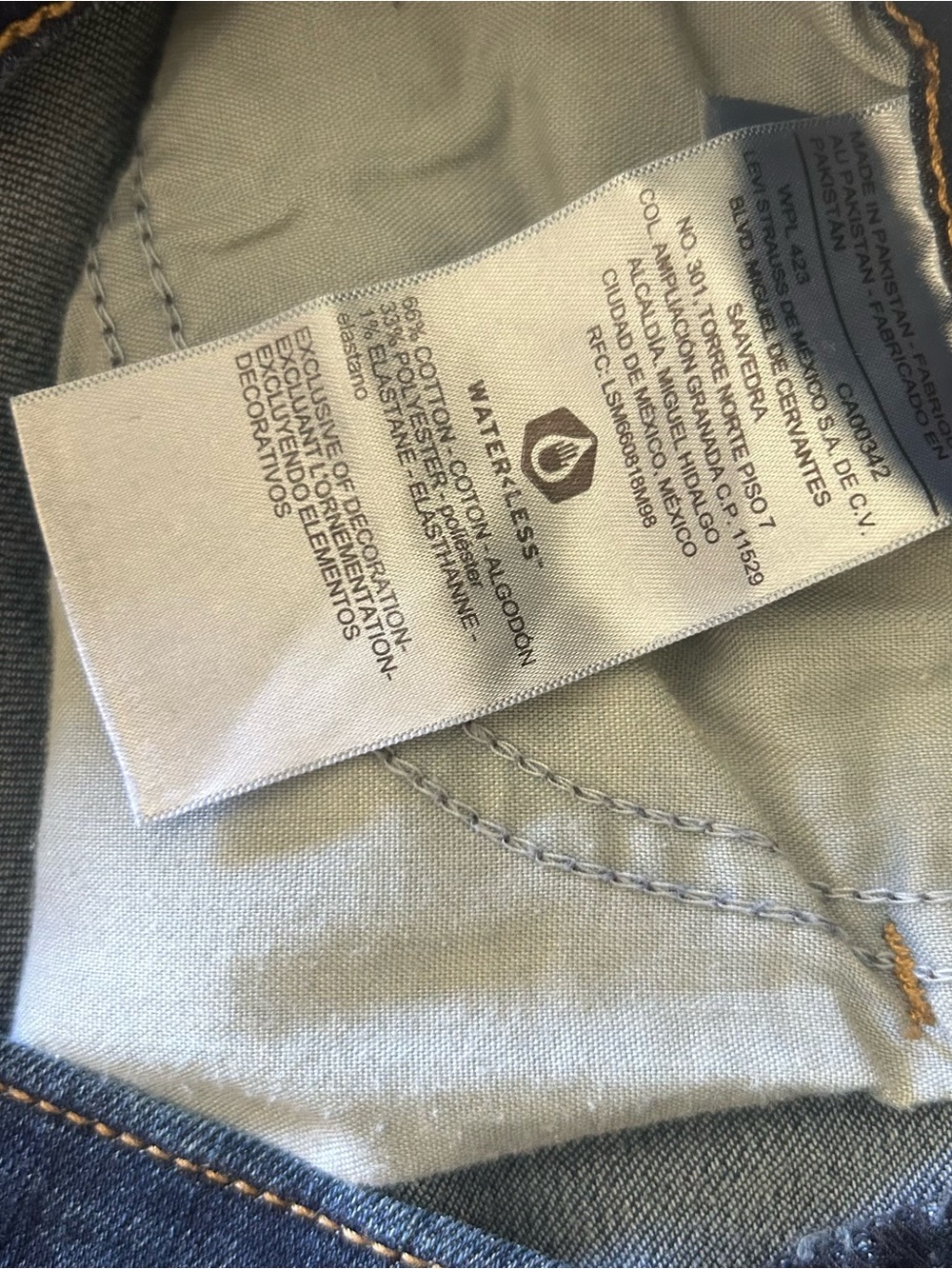 Levi's Signature Mid Rise Boyfriend Jeans in size 4. - Picture 3 of 5